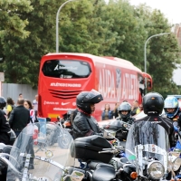 Cientos de moteros acompañan al Atlético de Madrid y veteranos del CD Badajoz en su partido amistoso