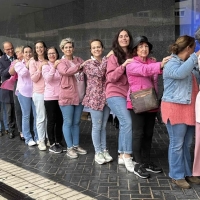 Una &#39;cadena humana&#39; visibiliza la lucha contra el Cáncer de Mama en Badajoz