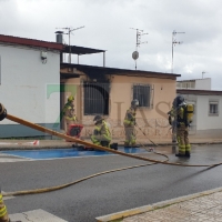 Las llamas y explosiones alertan de un incendio en una vivienda en Las 800 (Badajoz)