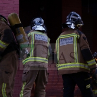 Bomberos y Policía trabajan conjuntamente en un incendio de vivienda en Badajoz