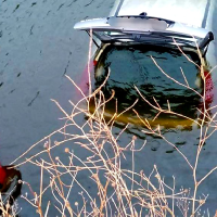 Rescatan un vehículo atrapado en el canal del Zújar en Villanueva de la Serena