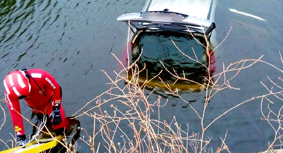 Rescatan un vehículo atrapado en el canal del Zújar en Villanueva de la Serena