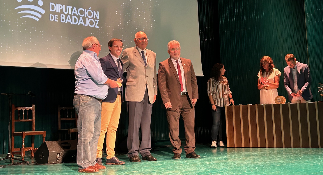 La Diputación de Badajoz recibe esta Medalla de Oro