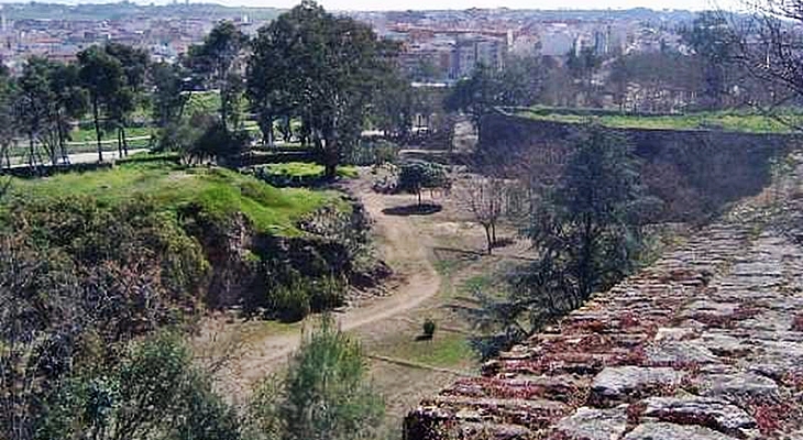 Se conoce la causa de la muerte del joven que se precipitó desde la muralla de Badajoz