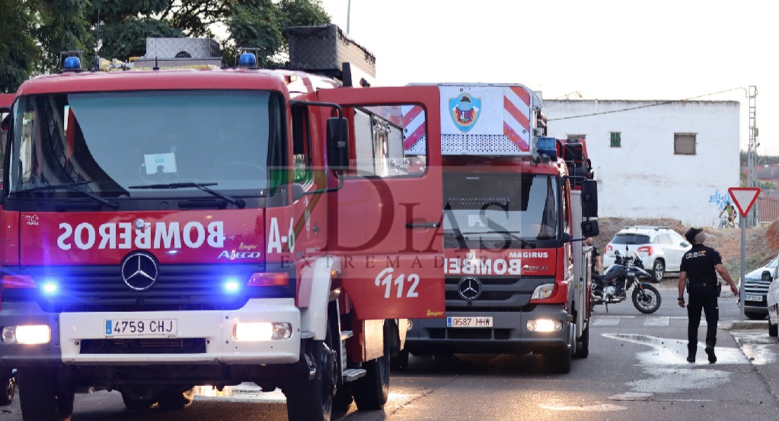 Bomberos y Policía trabajan conjuntamente en un incendio de vivienda en Badajoz