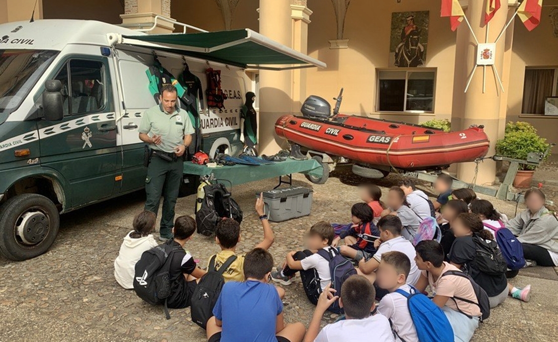 La Guardia Civil abre sus puertas a los más pequeños en Badajoz