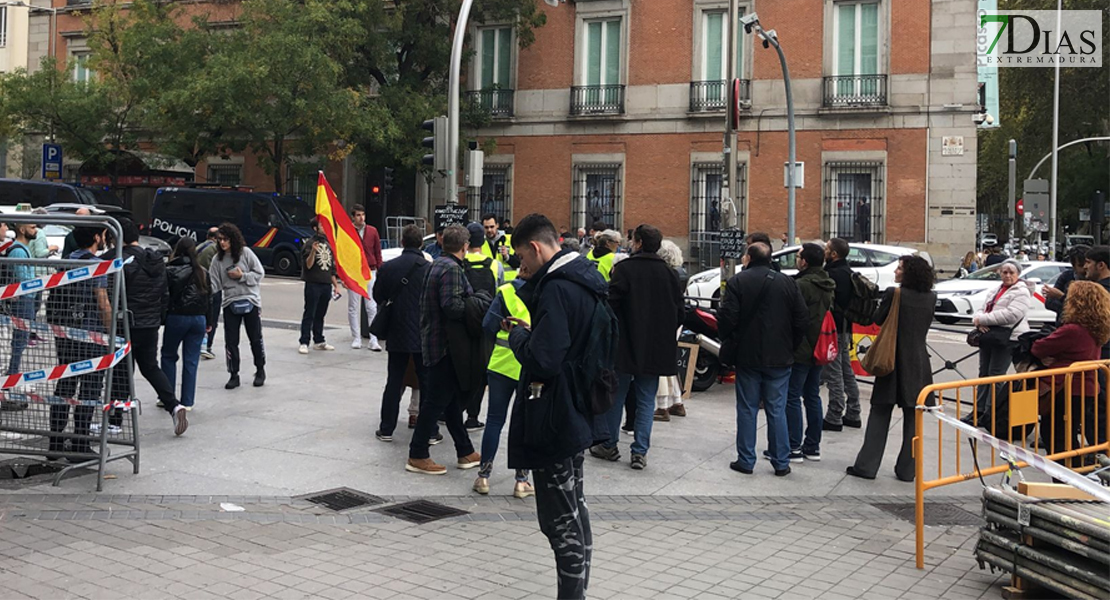 Un extremeño se planta en Madrid para exigir la &quot;verdadera democracia formal&quot; en España