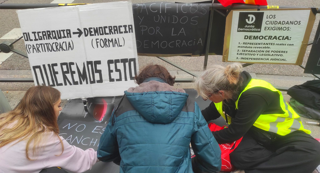 La Junta Democrática convoca al pueblo español a las puertas del Congreso