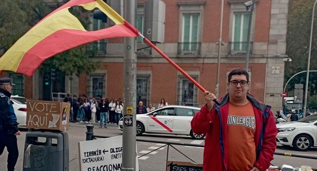 Los extremeños en Madrid se manifiestan con una bandera agujereada: ¿qué significa?