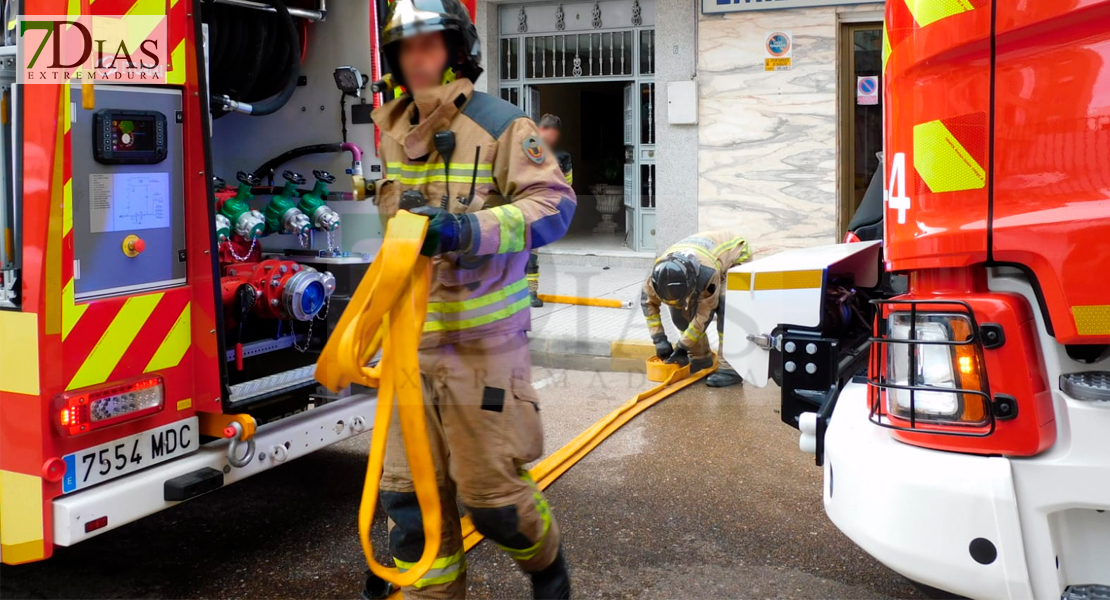 Incendio de vivienda en la calle Jesús Rincón Jiménez en Badajoz