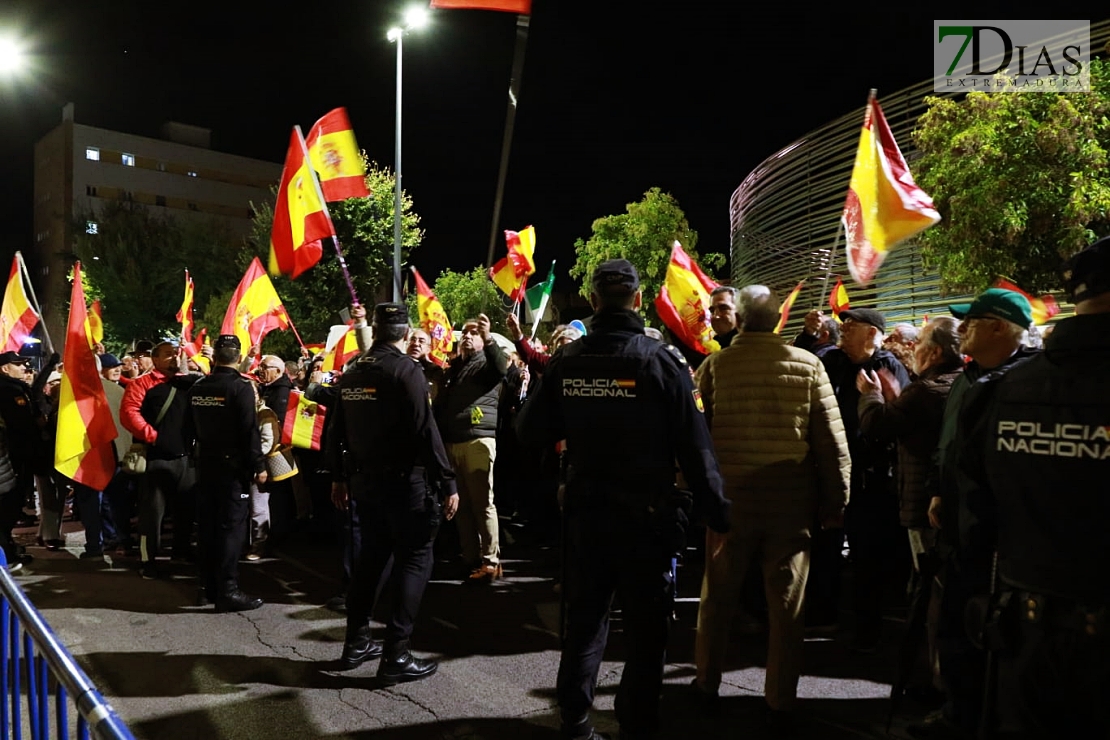 Imágenes de la manifestación contra la amnistía frente a la sede del PSOE en Badajoz