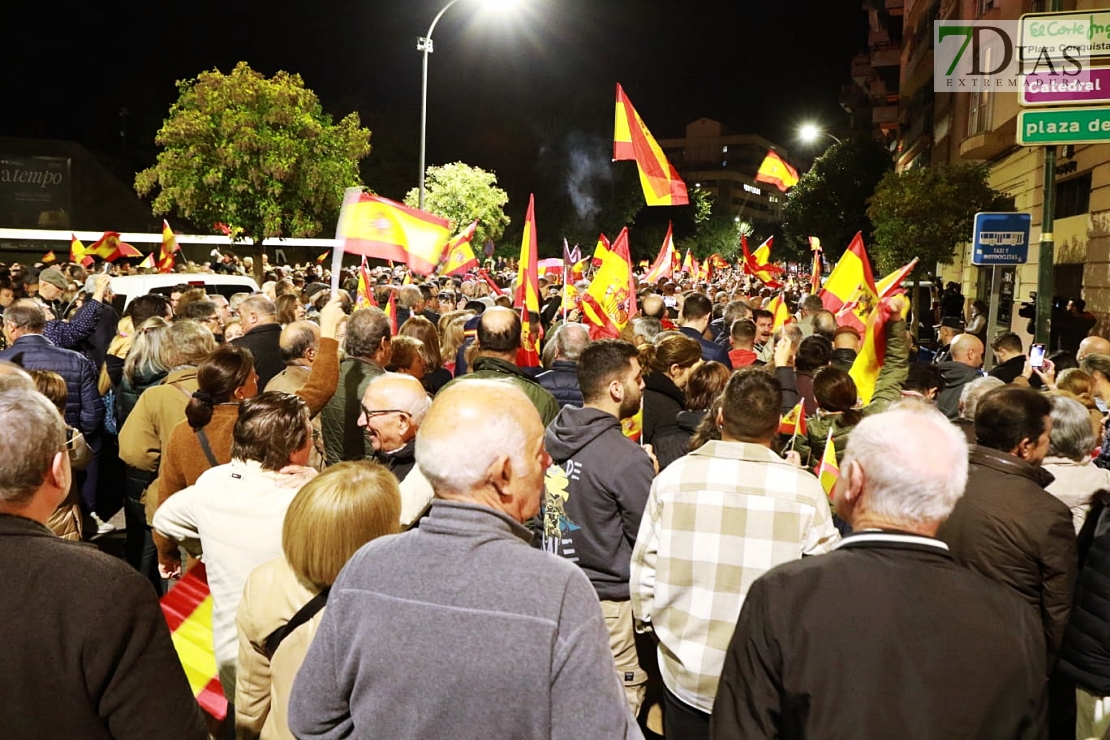 Imágenes de la manifestación contra la amnistía frente a la sede del PSOE en Badajoz
