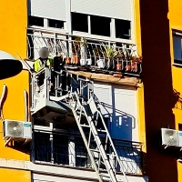 Bomberos de Badajoz trabajan en un desprendimiento de cornisa en Badajoz