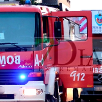 Bomberos de Badajoz trabajan en un incendio en un bar en el barrio de Antonio Domínguez