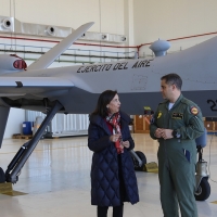 La Ministra de Defensa, Margarita Robles, visita la base aérea de Talavera La Real