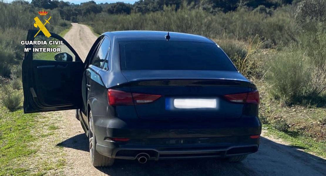 Roba un coche, lo acorralan y escapa a pie: el delincuente anda suelto por Extremadura