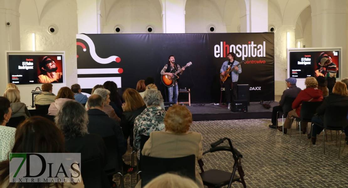 Imágenes del concierto de Flako Rodríguez en el Hospital Centro Vivo de Badajoz