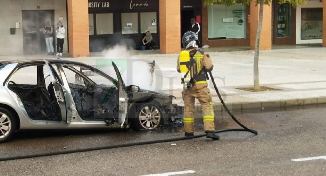 El incendio de un vehículo alerta a los vecinos del Cerro Gordo en Badajoz