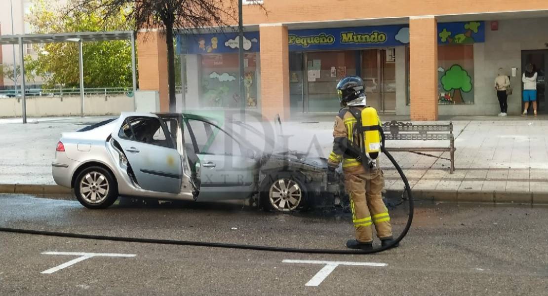 El incendio de un vehículo alerta a los vecinos del Cerro Gordo en Badajoz