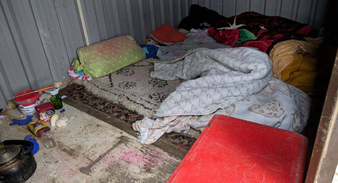 Obligados a vivir en un contenedor y comer comida podrida en una finca extremeña