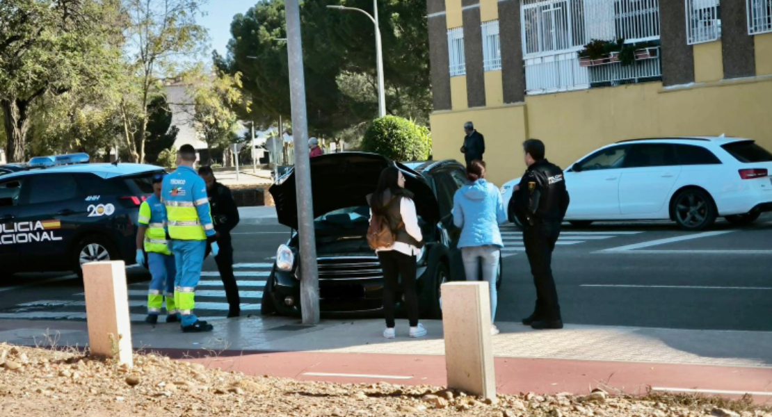 Trasladada hasta el Hospital una joven tras chocar contra una farola en Badajoz