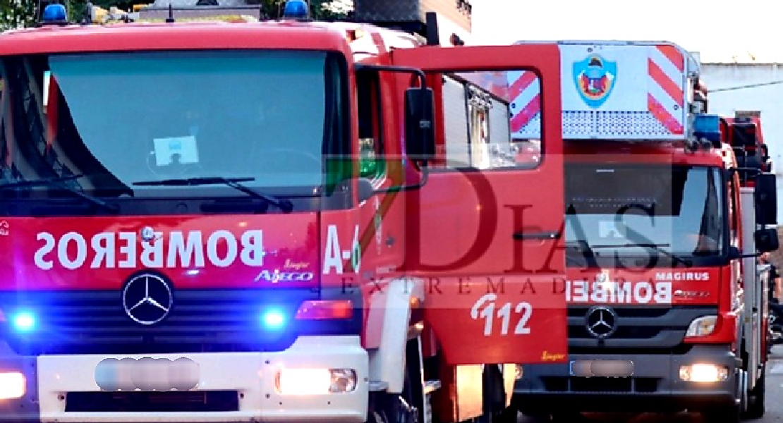 Bomberos de Badajoz trabajan en un incendio en un bar en el barrio de Antonio Domínguez