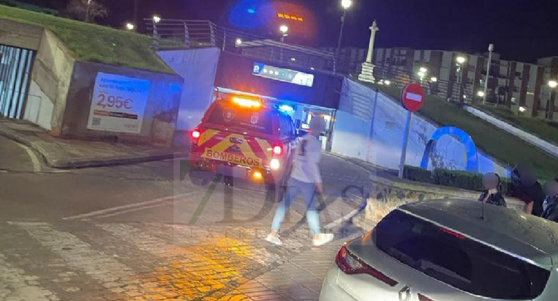 Rescatado por los Bomberos tras precipitarse de una altura de cinco metros en Badajoz