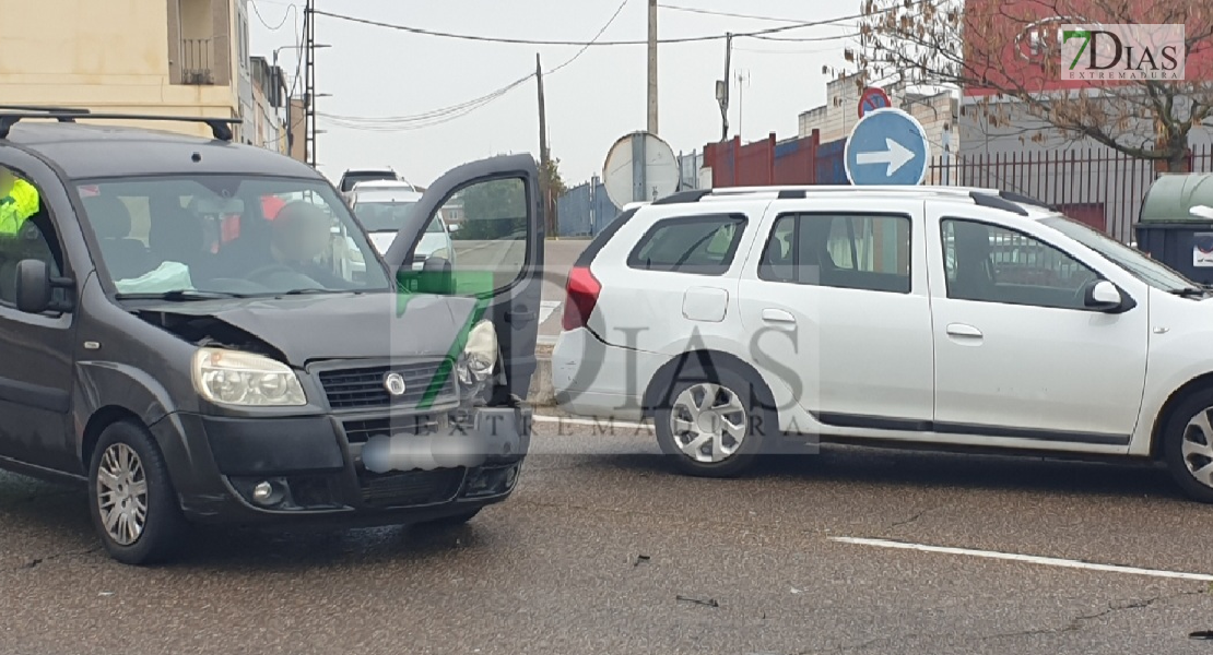 Accidente vial urbano en Badajoz con dos vehículos implicados