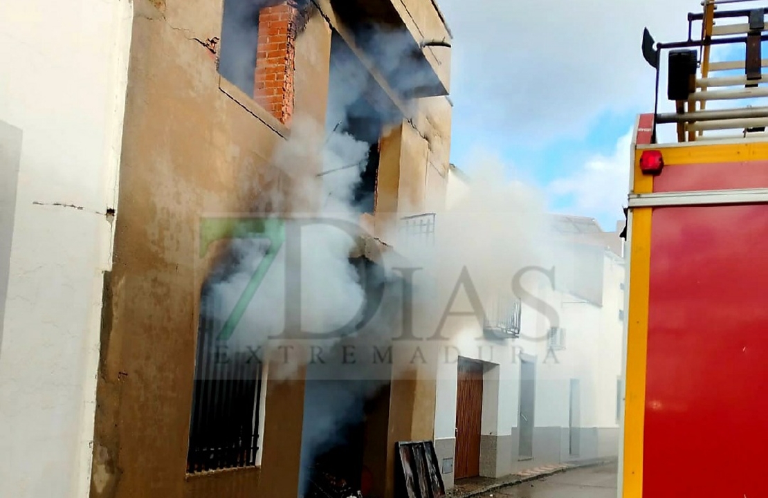 Bomberos del CPEI trabajan en un incendio grave en la provincia de Badajoz