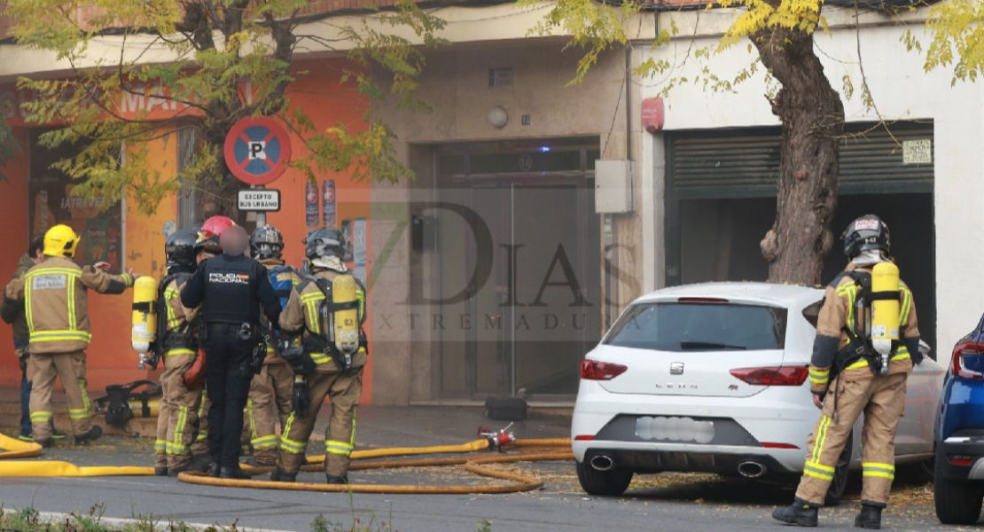 Gran dispositivo de emergencia para extinguir un incendio en Badajoz