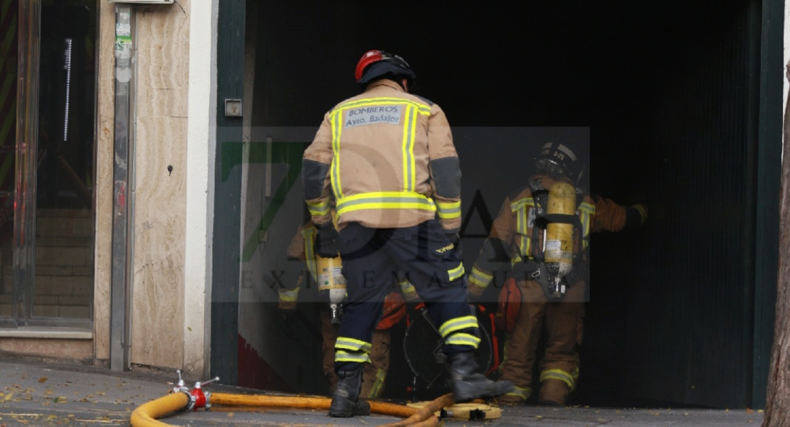 Gran dispositivo de emergencia para extinguir un incendio en Badajoz