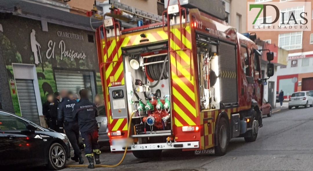 Provocan un incendio en el rellano de un bloque de viviendas en Badajoz