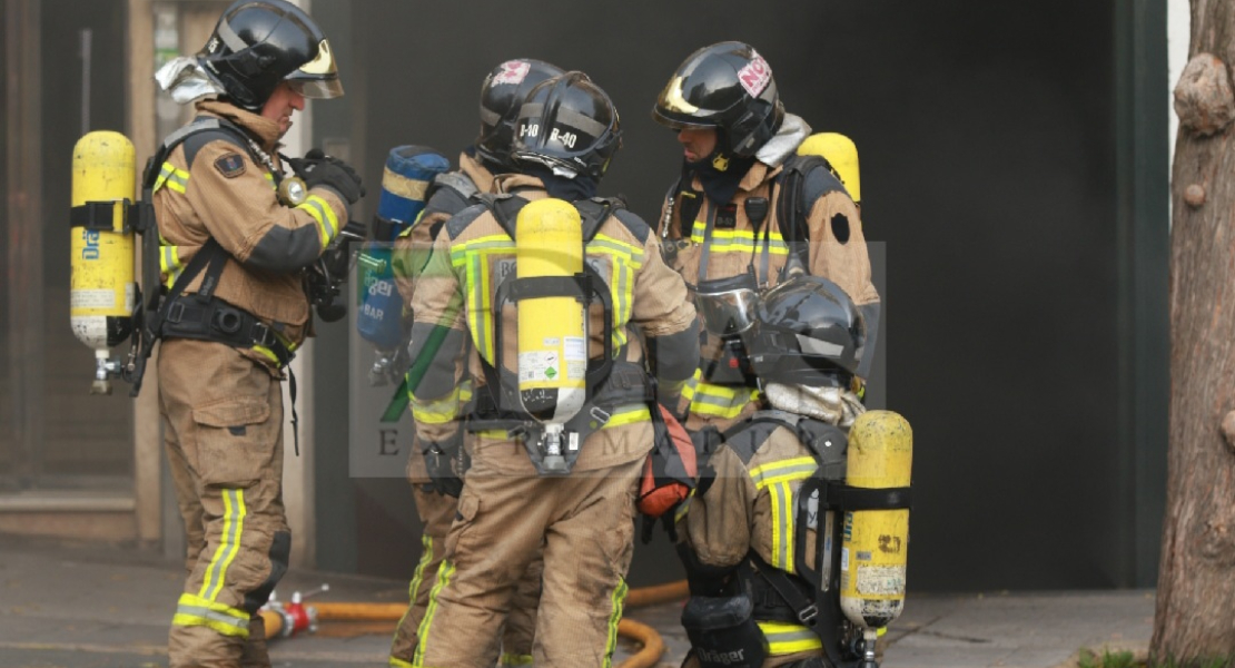 Gran dispositivo de emergencia para extinguir un incendio en Badajoz