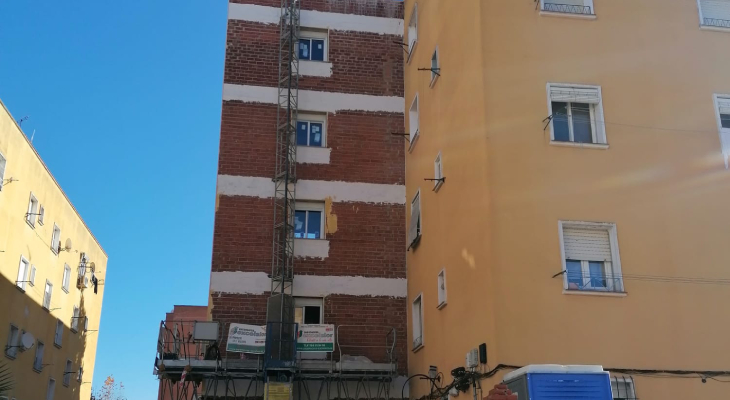 Comienza a instalarse el primer ascensor exterior en el barrio de las 500 en Badajoz