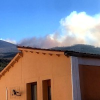 Efectivos trabajan para extinguir un incendio forestal en Piornal (Cáceres)