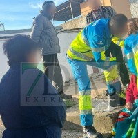 Una mujer atendida tras caerse en Badajoz: "Es una vergüenza cómo están las calles del barrio"