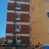 Comienza a instalarse el primer ascensor exterior en el barrio de las 500 en Badajoz