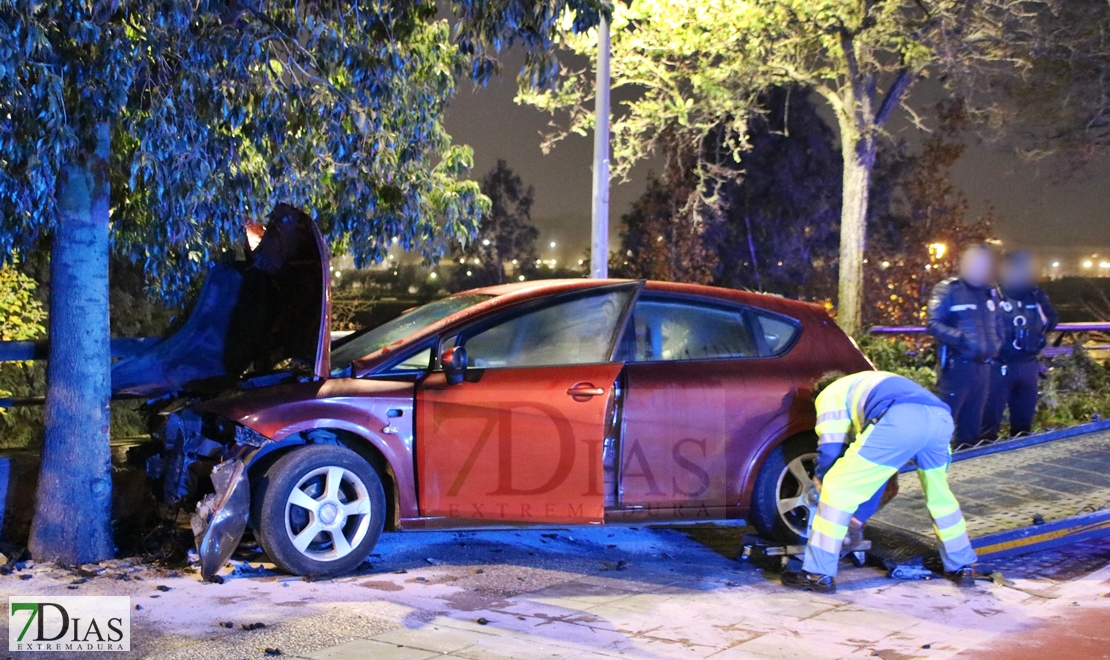 Colisiona contra un árbol la madrugada de Reyes en Badajoz