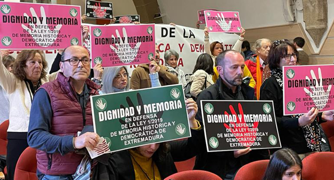 Convocan una concentración en defensa de la ley de memoria histórica y democrática de Extremadura