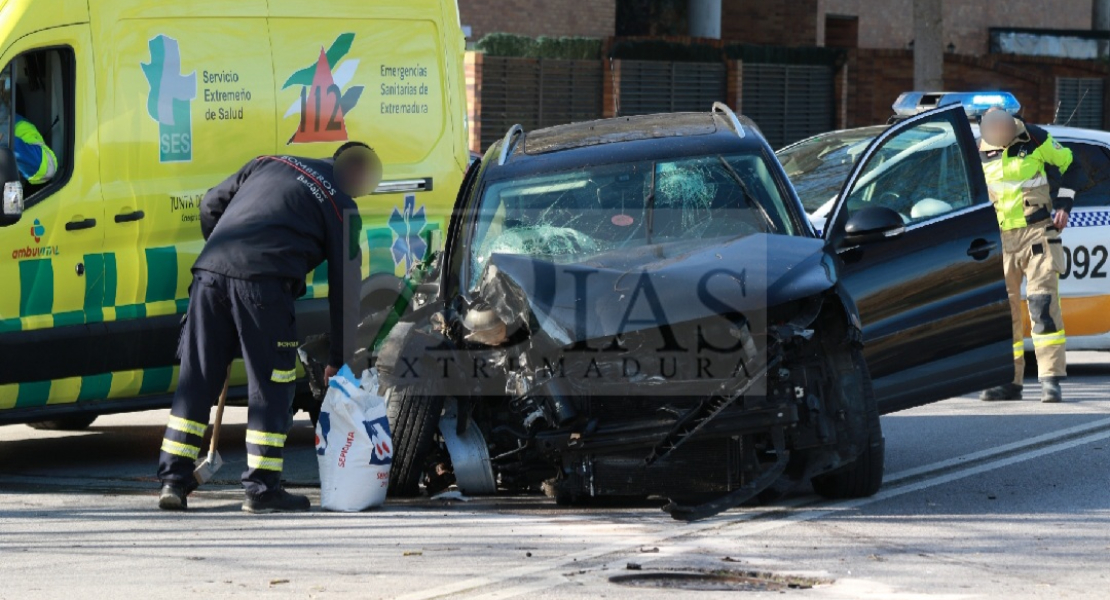 Trasladado hasta el hospital tras colisionar contra un árbol en Ronda Norte