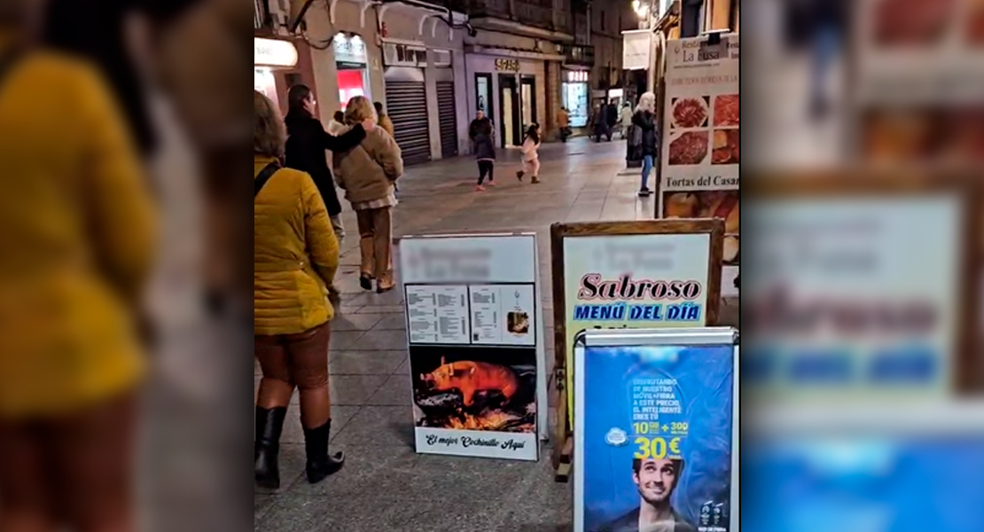 Un extremeño con baja visión estalla contra los locales por ubicar publicidad en la calle