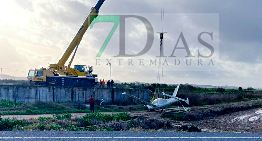 Las fuertes rachas de viento sacan del aeropuerto de Badajoz una avioneta