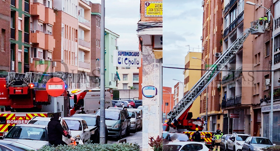 Bomberos de Badajoz rescatan a una mujer en una vivienda