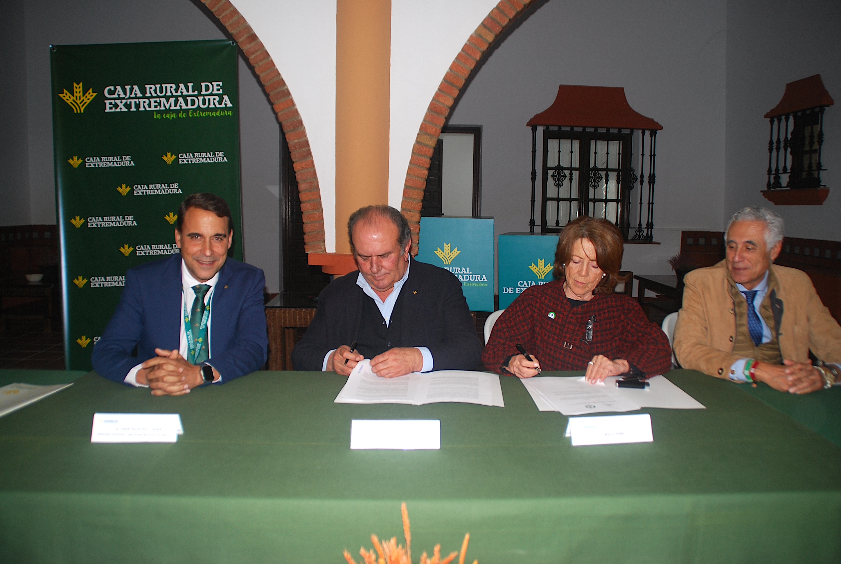 Caja Rural de Extremadura renueva su colaboración con 7 de las principales entidades ganaderas