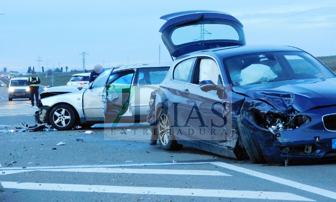 Varios heridos en una colisión entre dos turismos en Badajoz