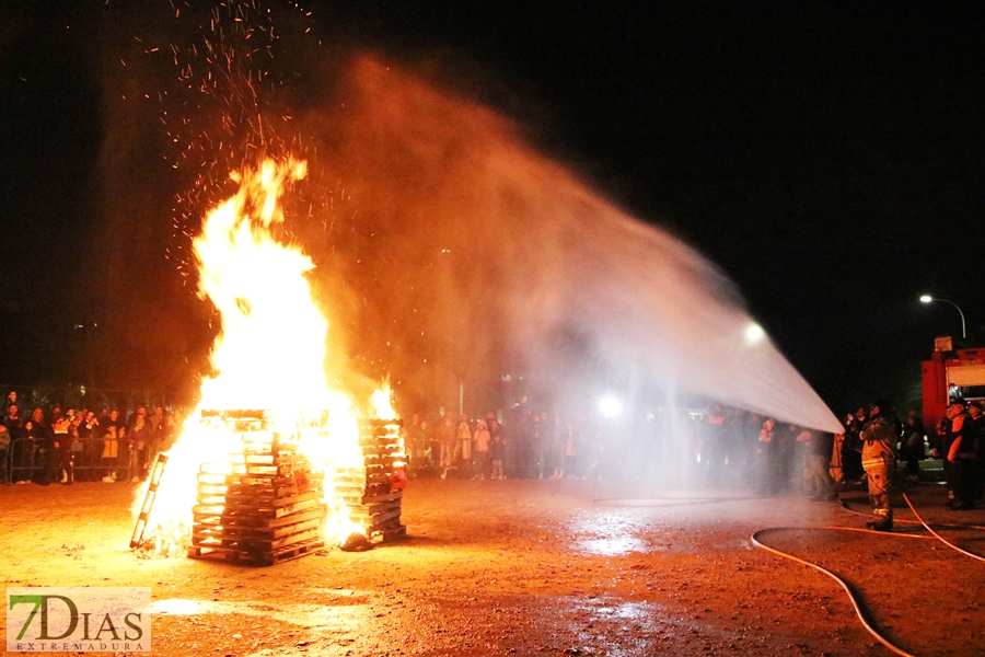 Buen ambiente en la antesala del Carnaval gracias a las Candelas de la margen derecha