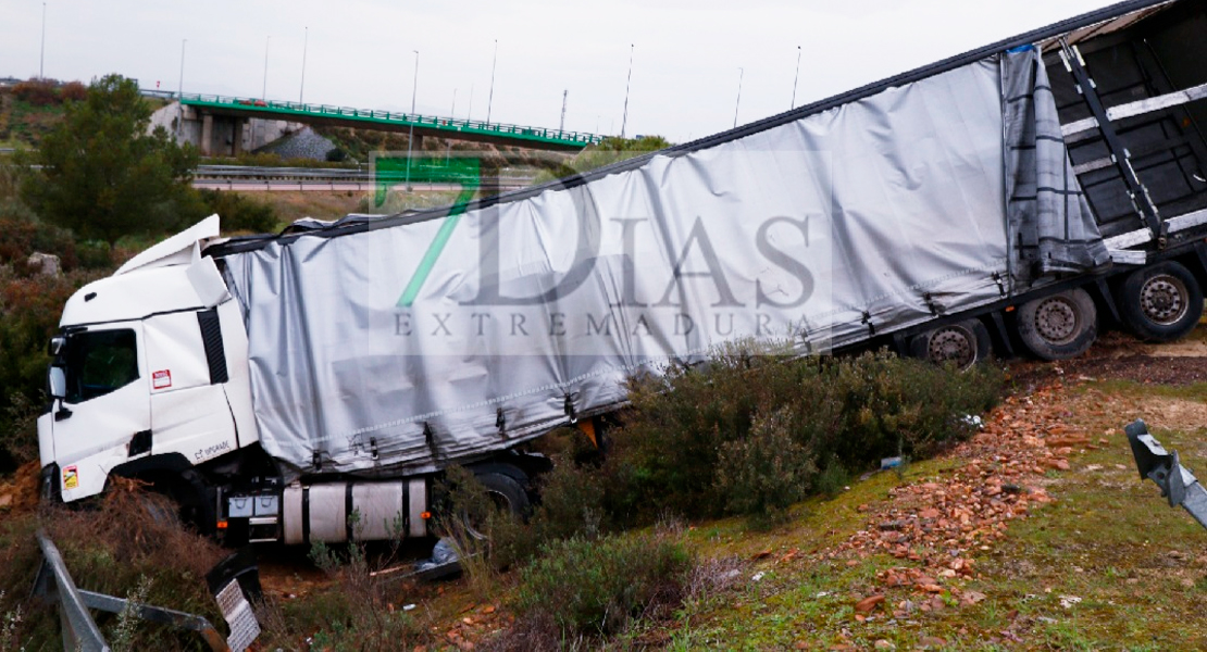 Sufren un accidente en la N-430 y quedan empotrados en una rotonda