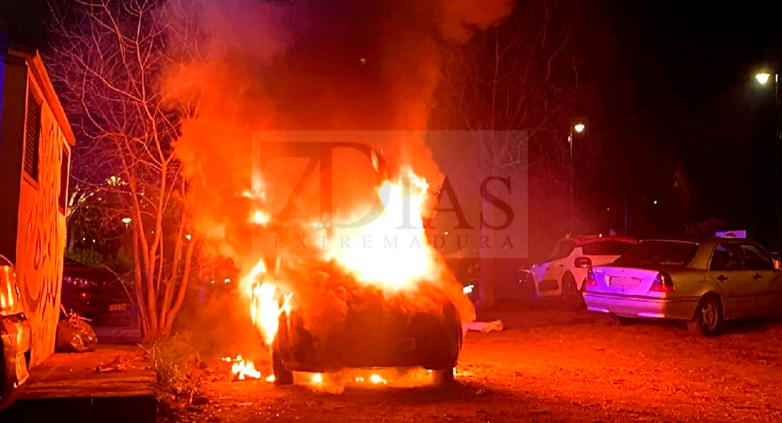 El fuego calcina un nuevo vehículo en las calles de Badajoz convirtiéndose en una repulsiva rutina