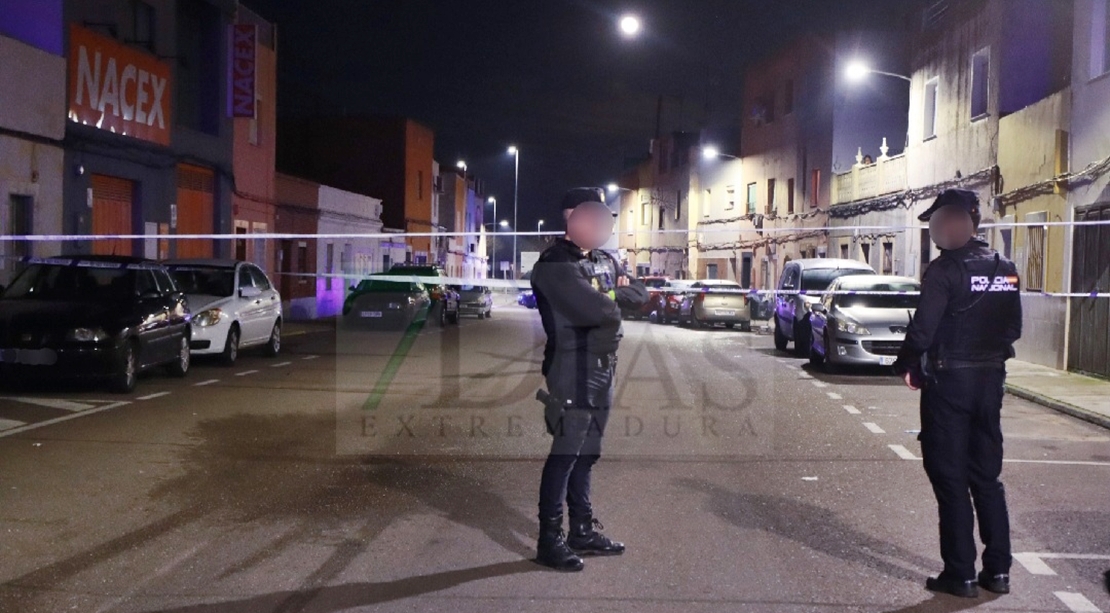 Hallan en un charco de sangre a un hombre en la calle Serrano en Badajoz