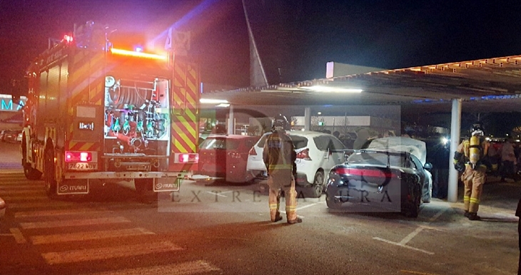 Se incendia un turismo en el Centro Comercial El Faro